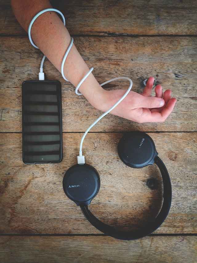 charging headphones through mobile phone